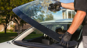 a car windshield being replaced